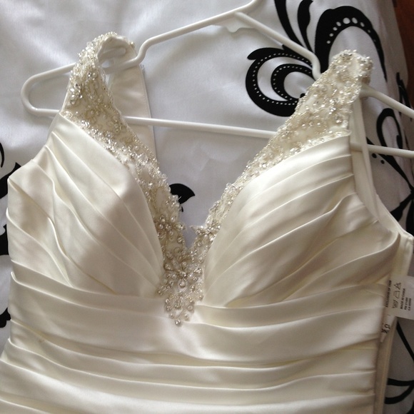 Wedding gown - Picture 3 of 4